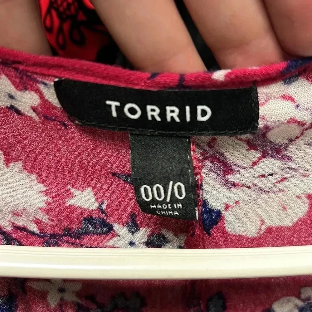 Torrid red floral shirttail kimono top 00 - Picture 2 of 5